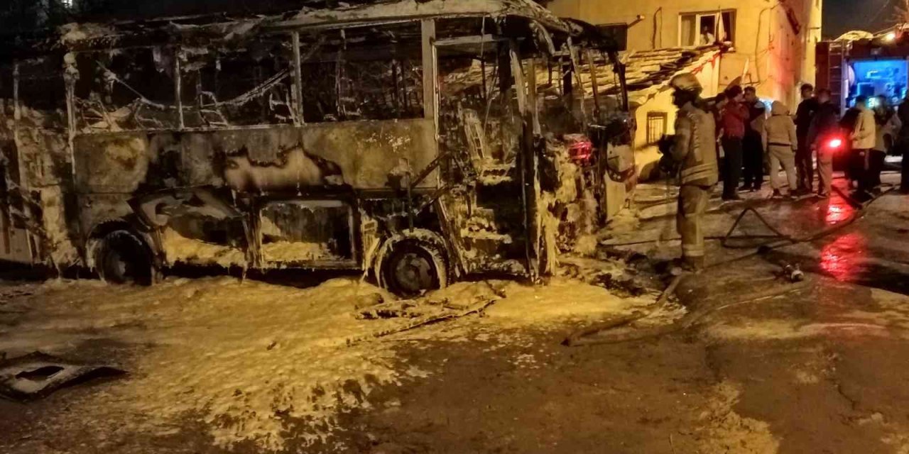 Küçükçekmece’de park halindeki 2 minibüste yangın çıktı