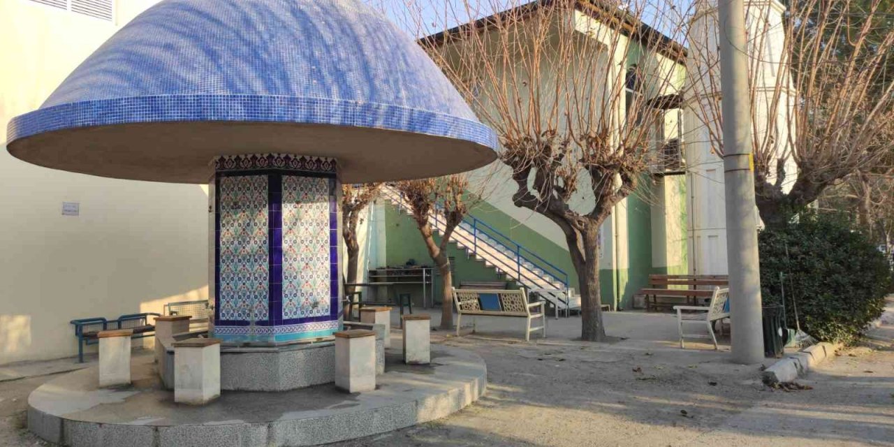 Cami çıkışı defalarca bıçaklandı