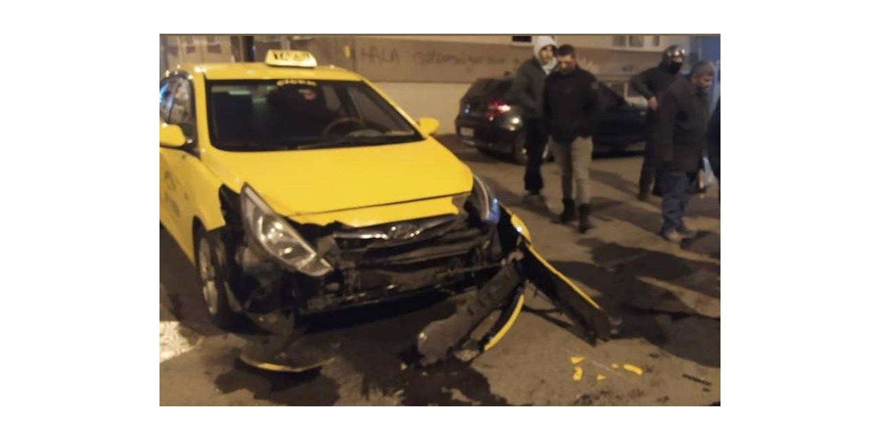 Ticari taksiyle çarpışan motosikletin sürücüsü yaralandı