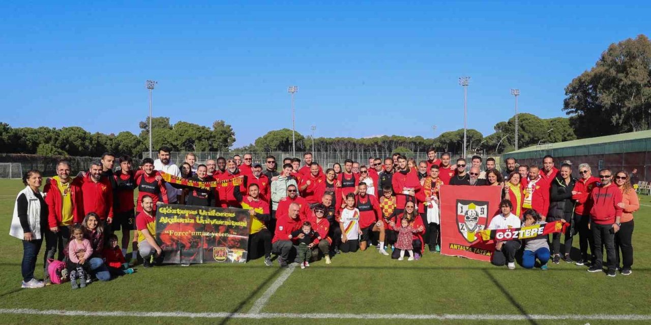 Göztepe taraftarı, kampı noktalayan takımlarına moral verdi