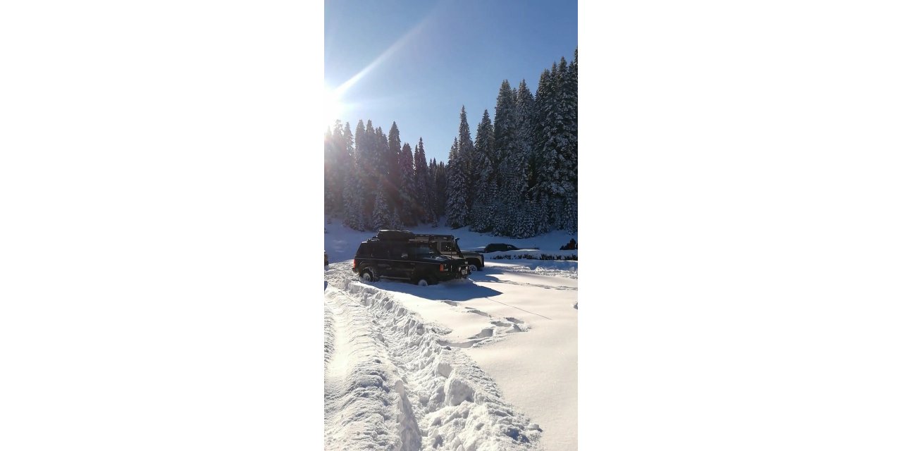 Kar kalınlığının 50 santimetreyi bulduğu Karabük’te, arazi araçlarıyla karın keyfini çıkardılar