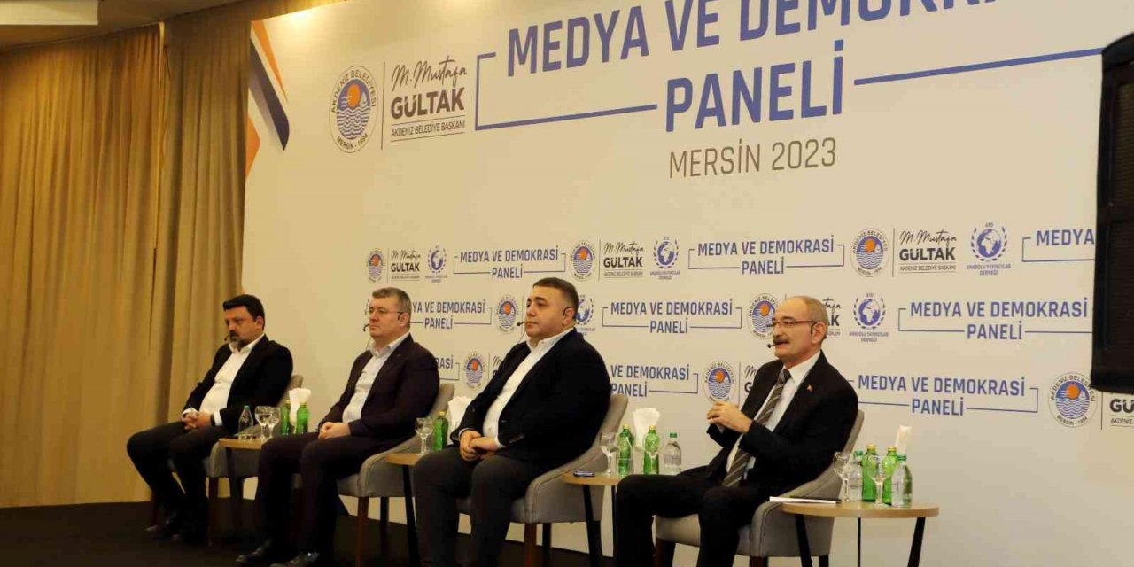 Mersin’de ’Medya ve demokrasi’ paneli düzenlendi