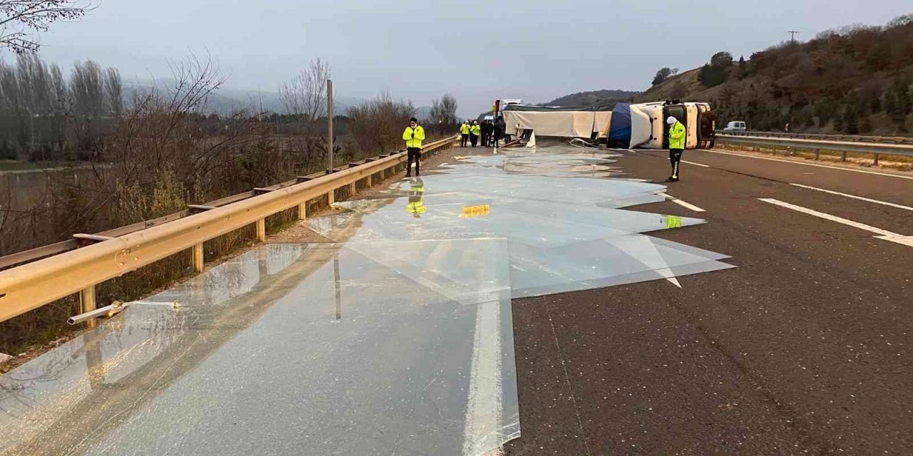 Cam yüklü tır devrildi; 1 yaralı