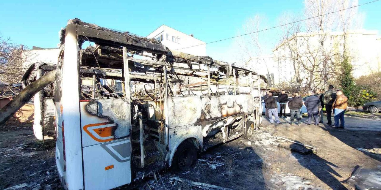 Küçükçekmece’de yanarak hurdaya dönen 3 araç, gündüz görüntülendi