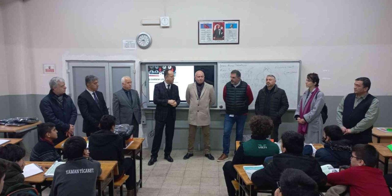 Öğrencileri iş kıyafeti ve ayakkabısı