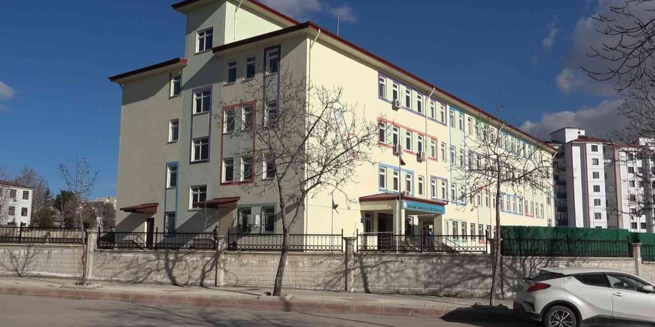 Sınav sonucu kötü gelen öğrenci 2’nci kattaki sınıfından aşağı atladı