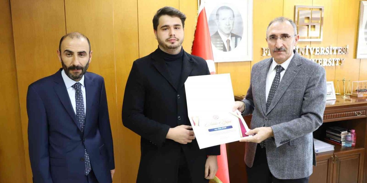 Sosyal sorumluluk projelerine katılan üniversite öğrencilerine teşekkür belgesi verildi