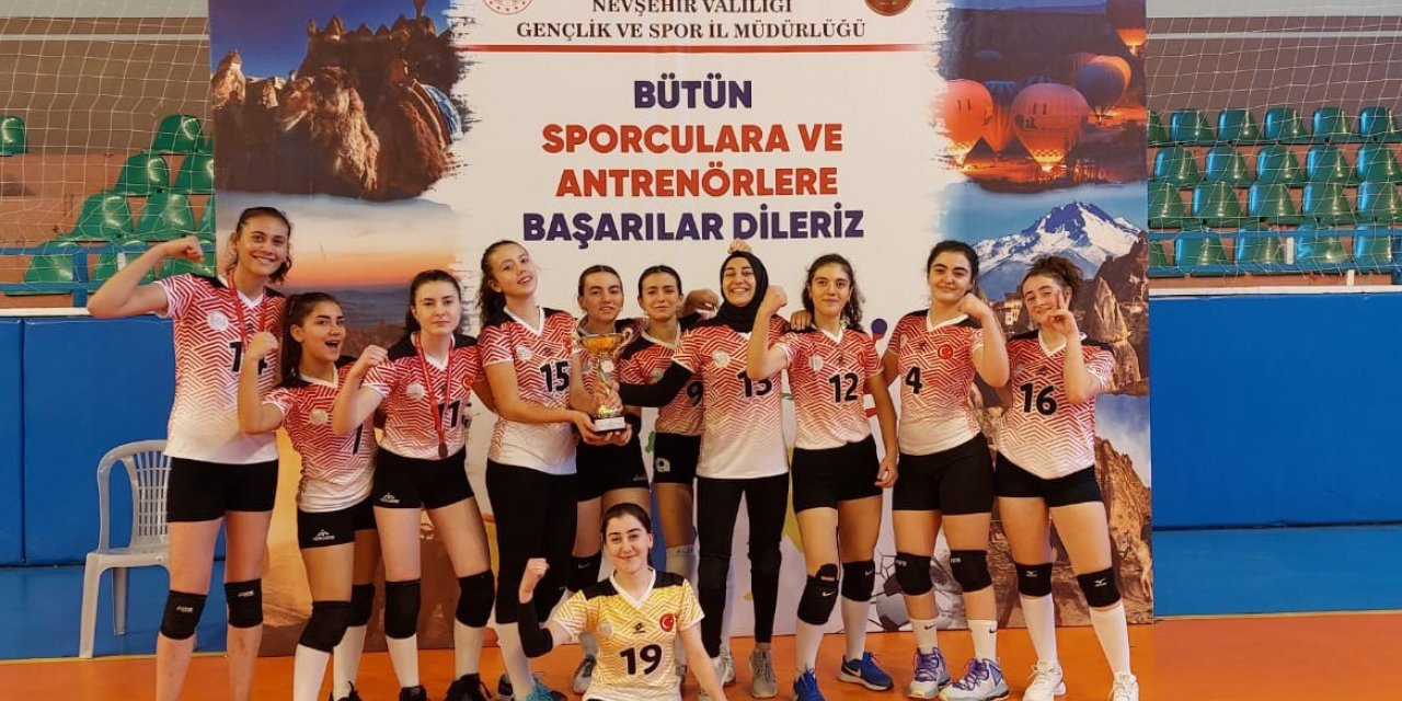 Genç voleybolcular filede namağlup şampiyon