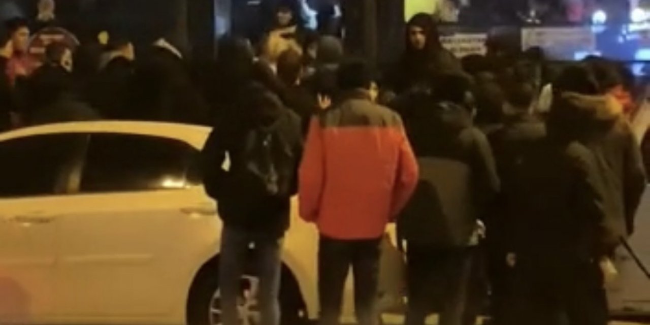 Derbi izleyen taraftarlar ile Eskişehirsporlu taraftarlar arasında kavga çıktı