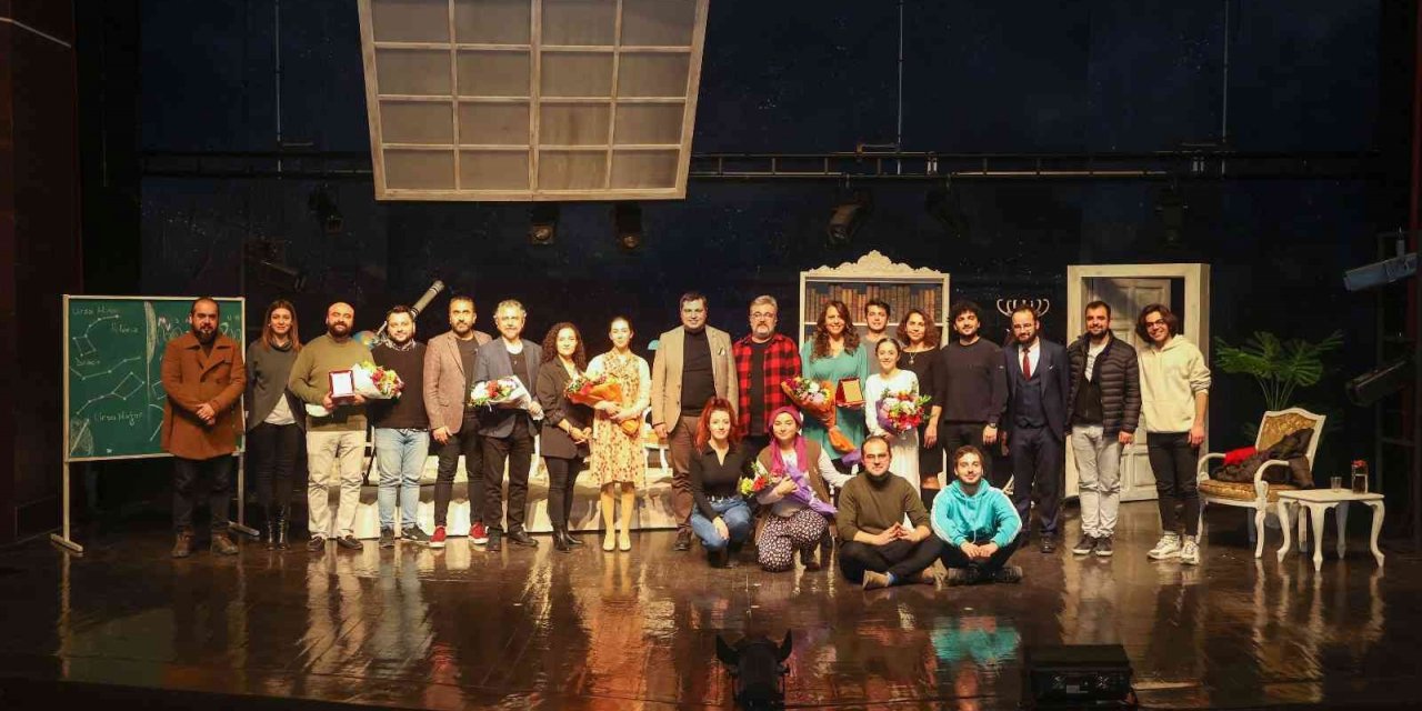 Beklenen tiyatro oyunu Uşak’ta seyirciyle buluştu