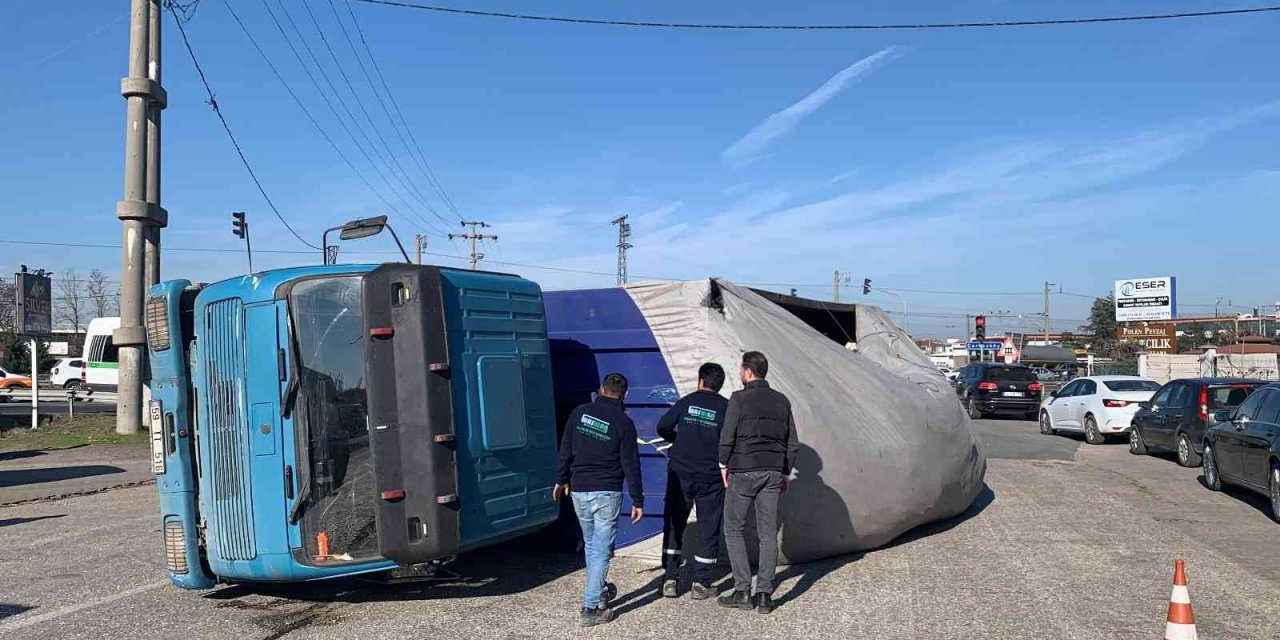 Virajı alamayan kamyon devrildi: 2 yaralı