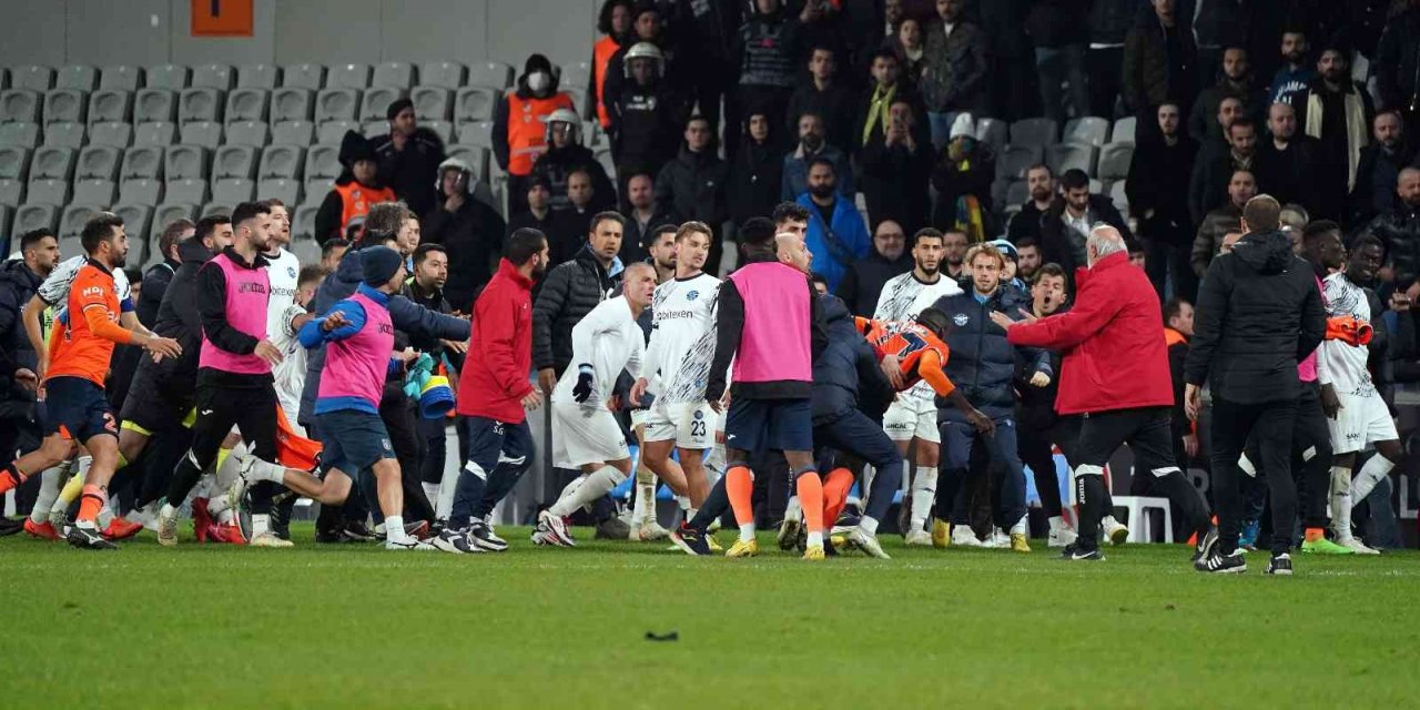 Başakşehir - Adana Demirspor maç sonu saha karıştı