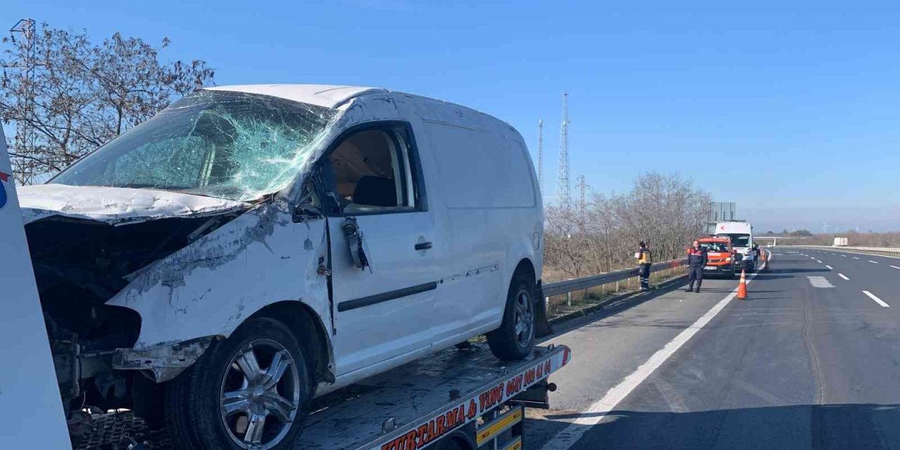 Avrupa Otoyolu’nda iki otomobil çarpıştı: 2 yaralı