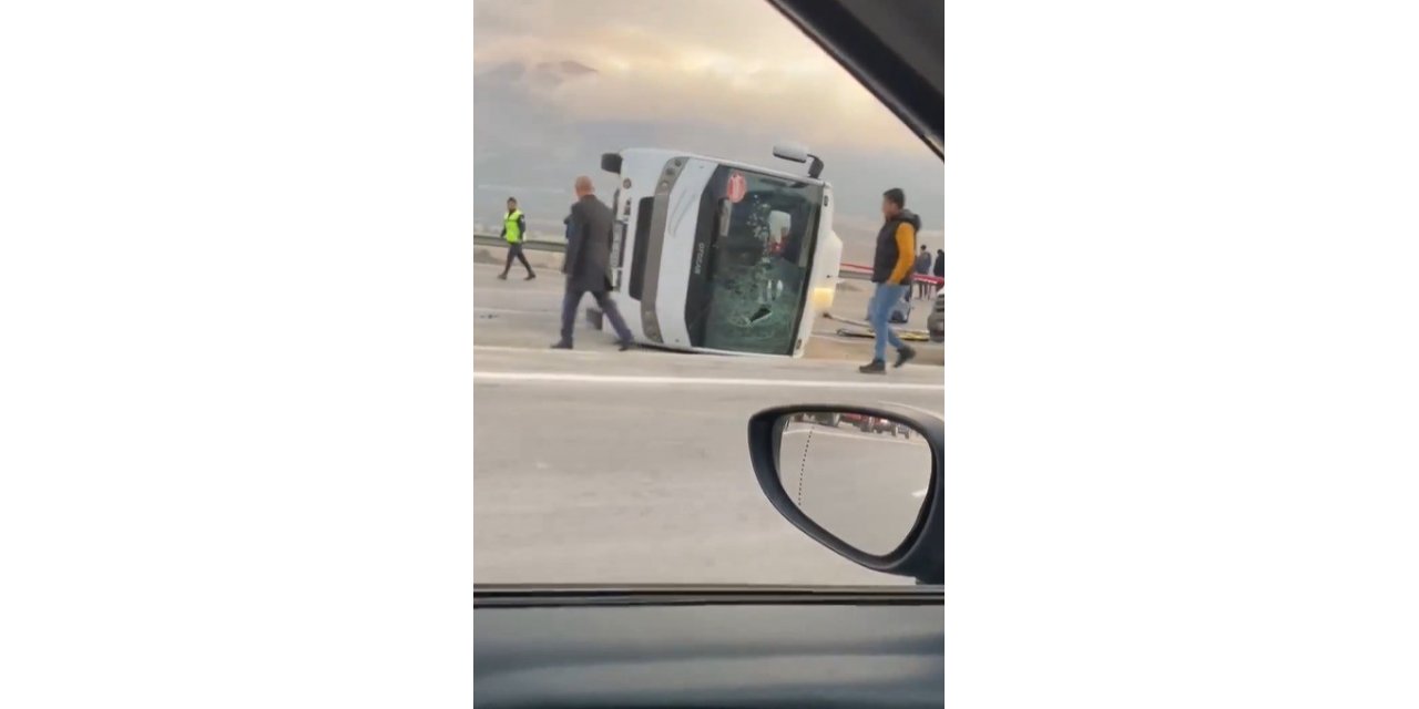 İşçileri taşıyan servis midibüsü 60 metre sürüklendi: 2 ölü, 14 yaralı