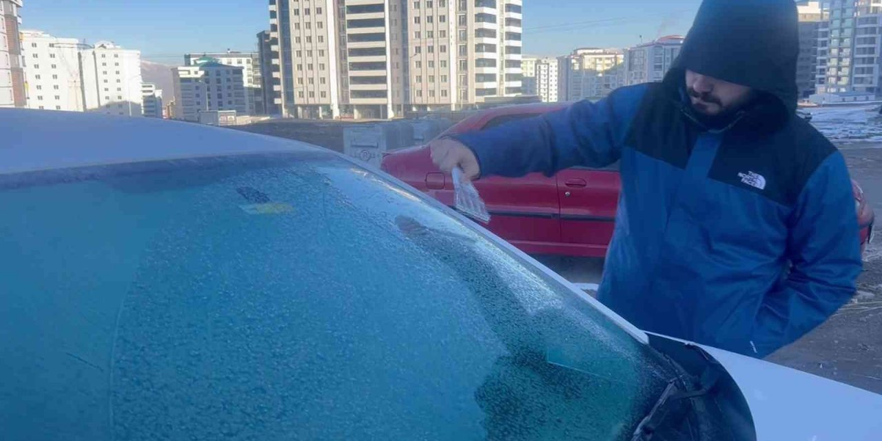 Hava sıcaklığının eksi 11’e düştüğü Erzurum’da her yer buz tuttu