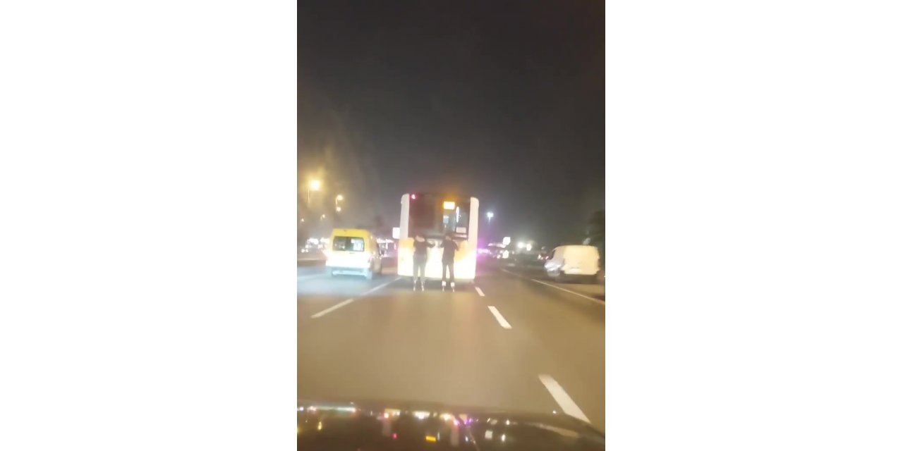 Pendik’te İETT otobüsüne asılan patenli gençlerin tehlikeli yolculuğu