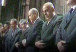 MHP para verip namaz kıldı !