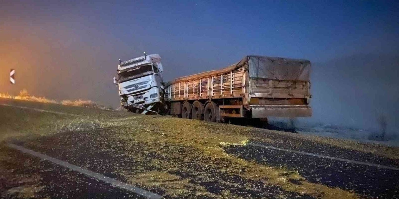 Gizli buzlanma ve sisten dolayı tırlar kaydı, 2 kişi yaralandı