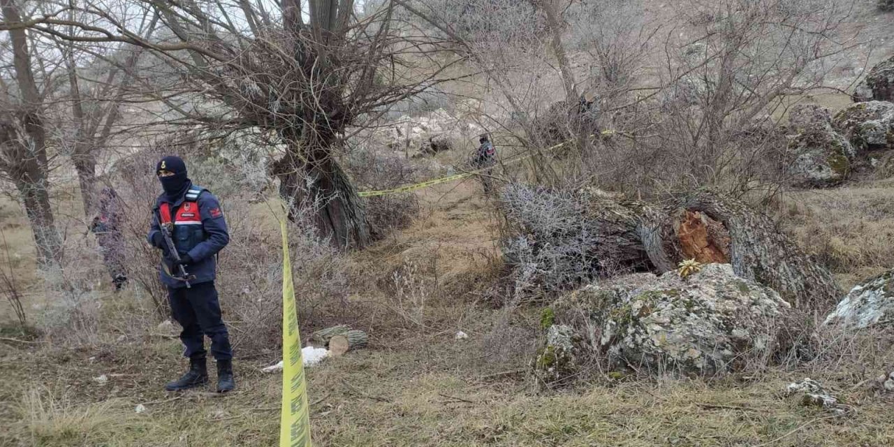 İki gündür kayıp olan şahıs ağaç kesme motorunun yanında ölü bulundu