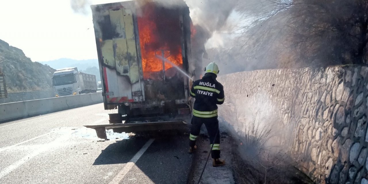 Boya yüklü kamyondaki yangın söndürüldü