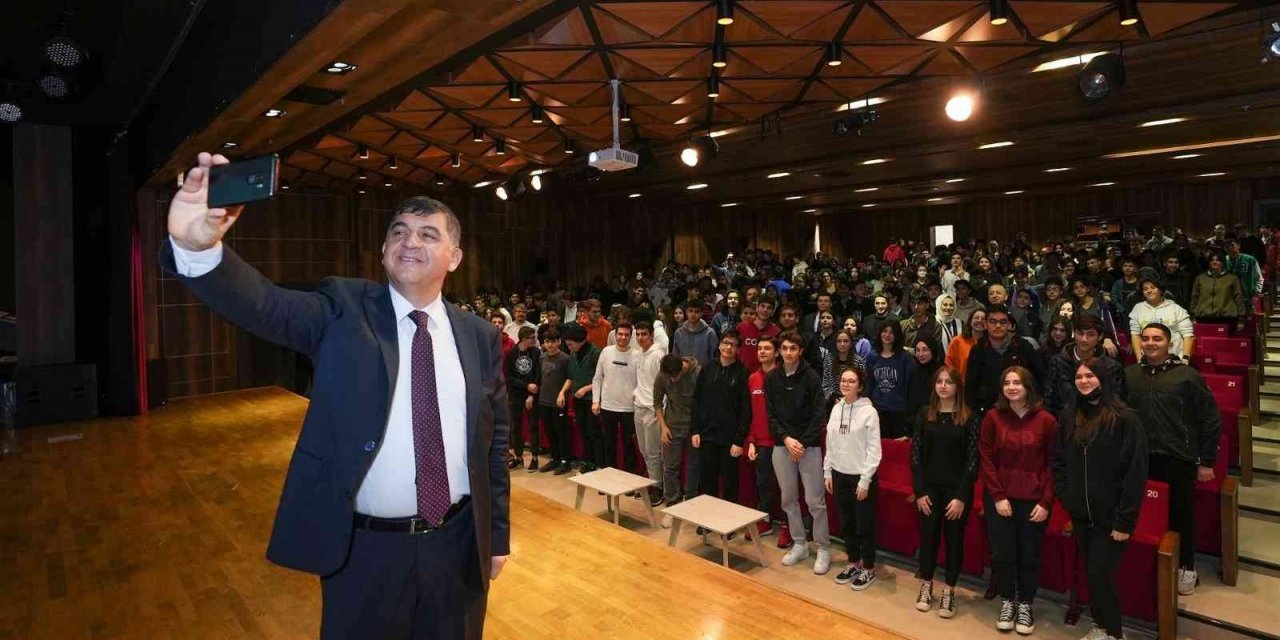 Öğrencilerle kariyer günlerinde buluştu