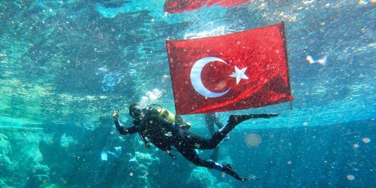 Çiftelerde suyun altında açılan Türk Bayrağı hayran bıraktı