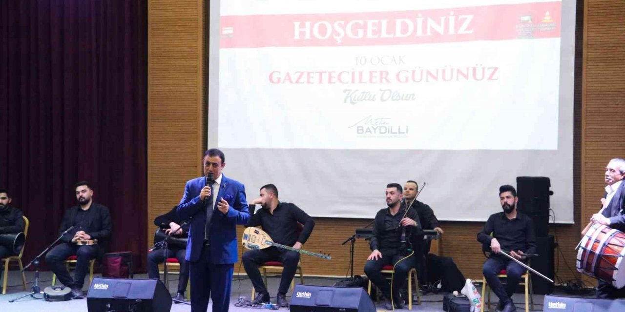 Sanatçı Mahmut Tuncer gazetecileri coşturdu