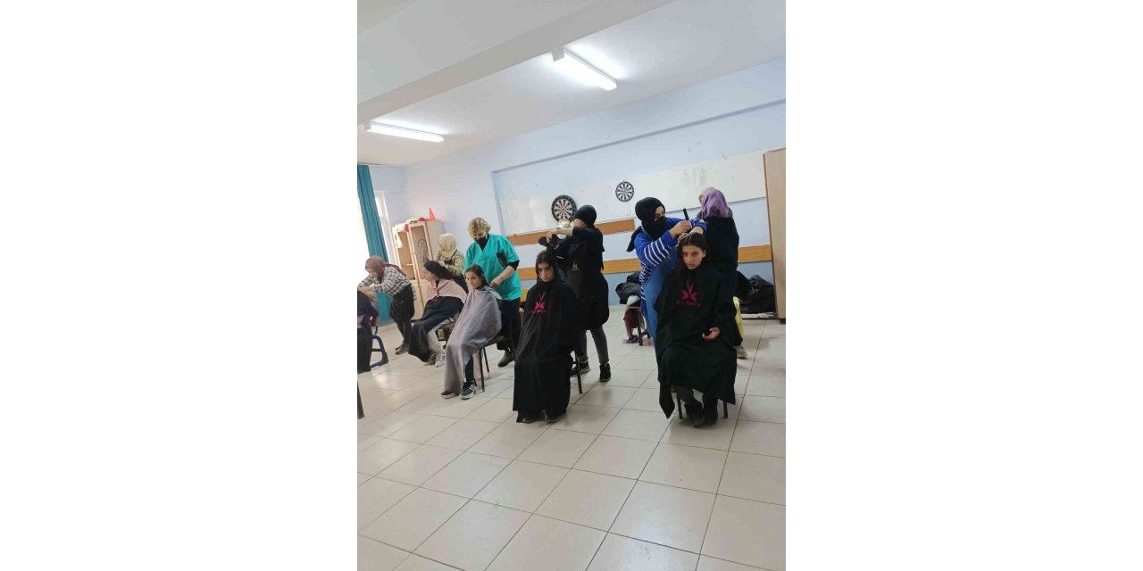 Kursiyerler köy sakinleri ve öğrencilere cilt bakımı yaptı