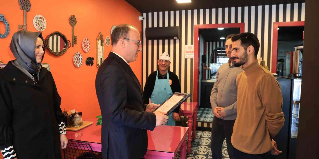 Pamukkale’de 2023 yılının ilk ruhsatını Başkan Örki teslim etti