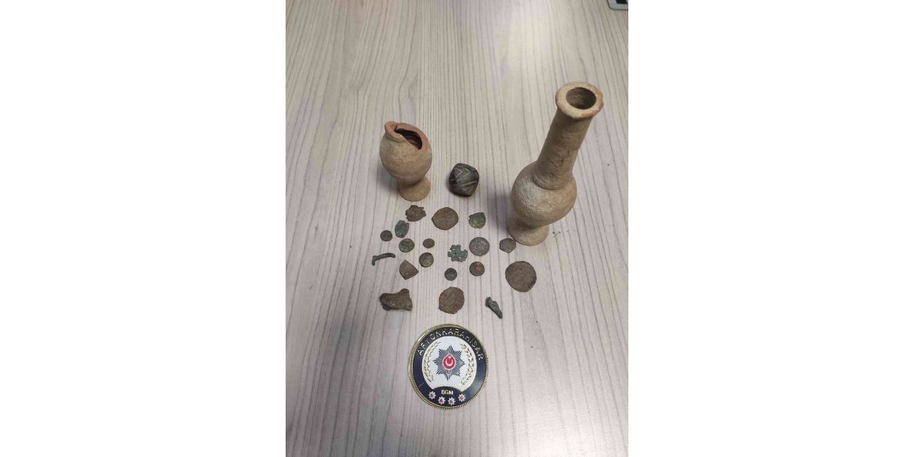 Polis yaptığı ‘şok’ uygulamada tarihi eser ve sikke ele geçirdi