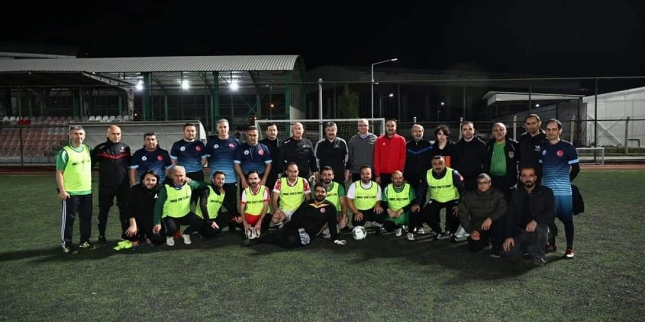 Protokol ve gazeteciler dostluk maçında bir araya geldi