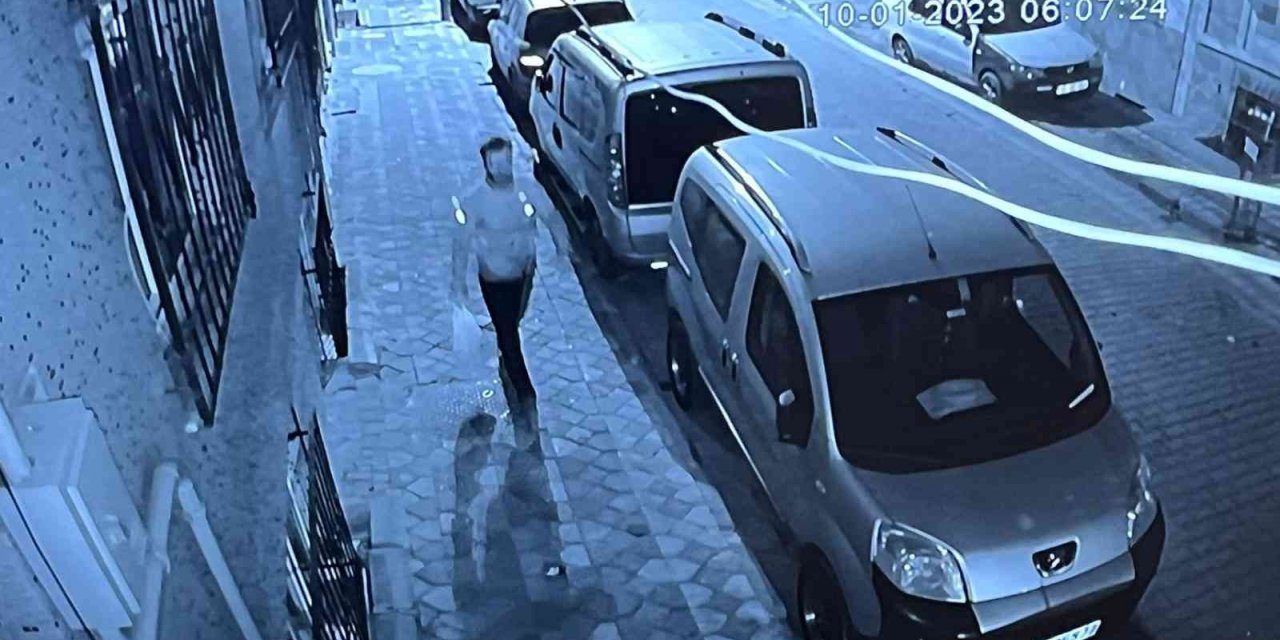 Sultangazi’de tartıştığı komşusunun aracını benzin dökerek böyle yaktı