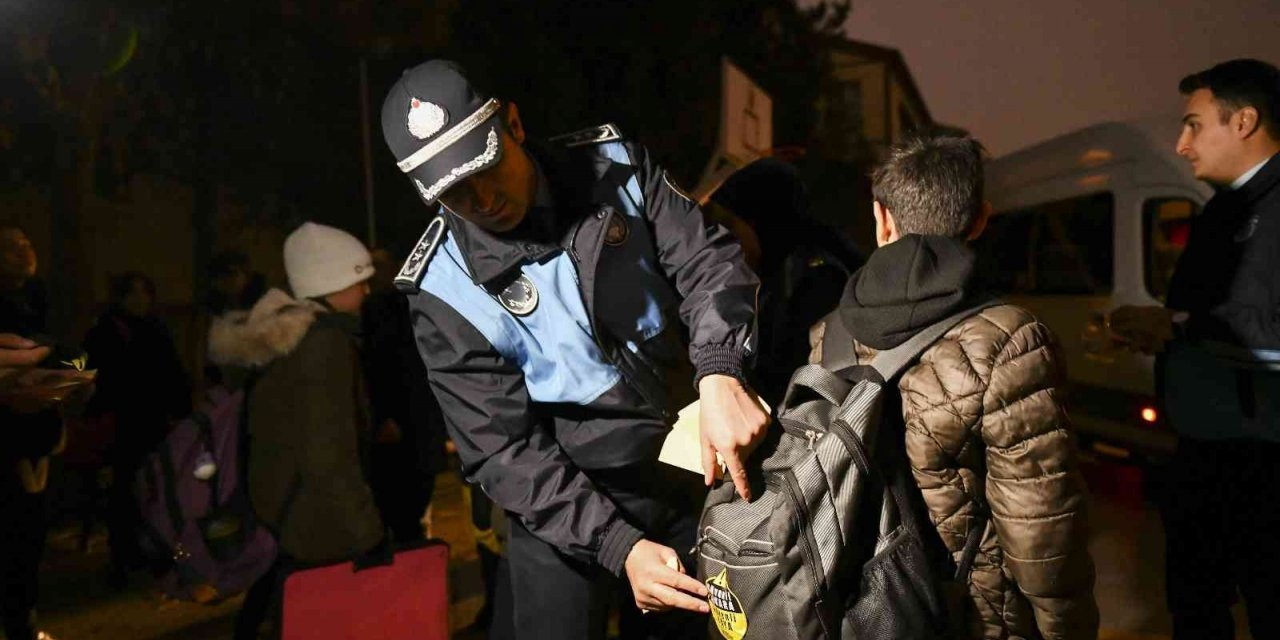 Öğrencilere reflektörlü çıkartma ve kol bandı