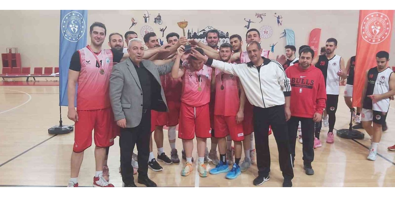 Melikgazi Belediyespor Kulübü, basketbol büyükler final maçından şampiyon ayrıldı