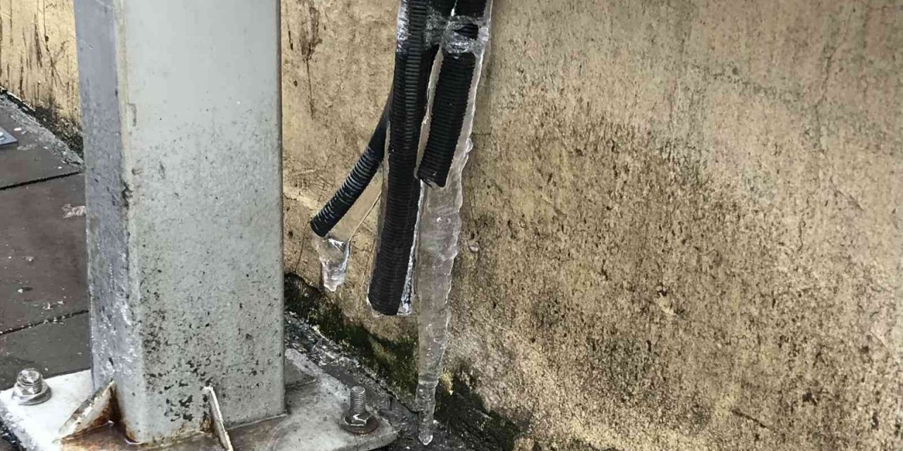 Klimalardan kaldırıma akıtılan suların donması yayalar için tehlike oluşturdu