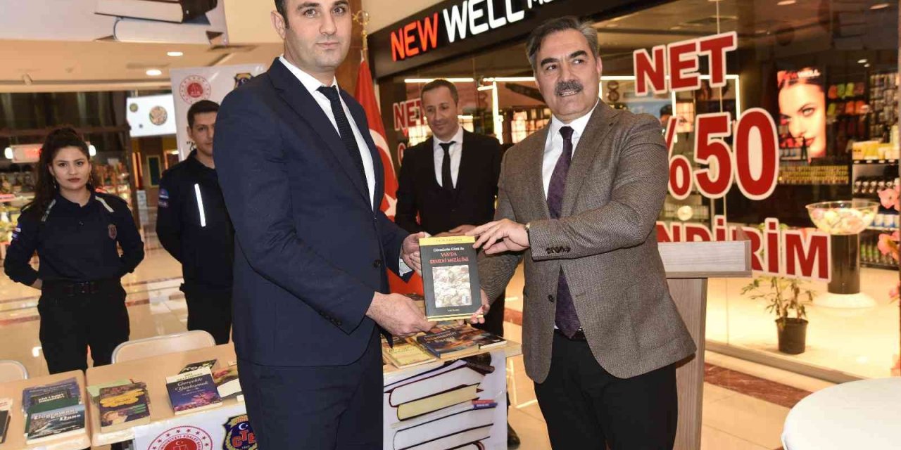 Ahlat T Tipi Kapalı ve Açık Ceza İnfaz Kurumu Müdürlüğü’nde "Kitap iyileştirir" kitap bağış kampanyası