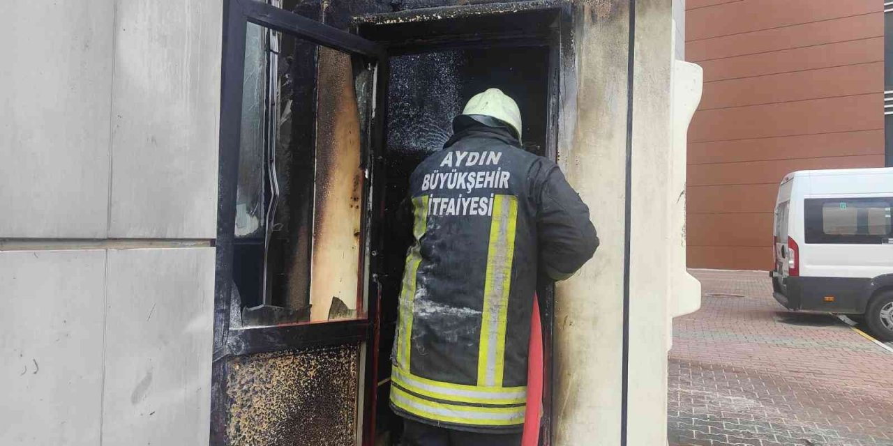 Kuşadası Devlet Hastanesi’nin güvenlik kulübesinde çıkan yangın korkuttu
