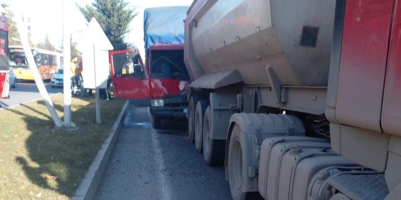 Kamyonet kamyona çarptı: 1 yaralı