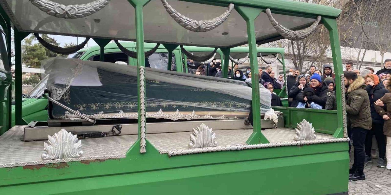 Kartal’da evde cesedi bulunan Dilara Gültay Üsküdar’da son yolculuğuna uğurlandı