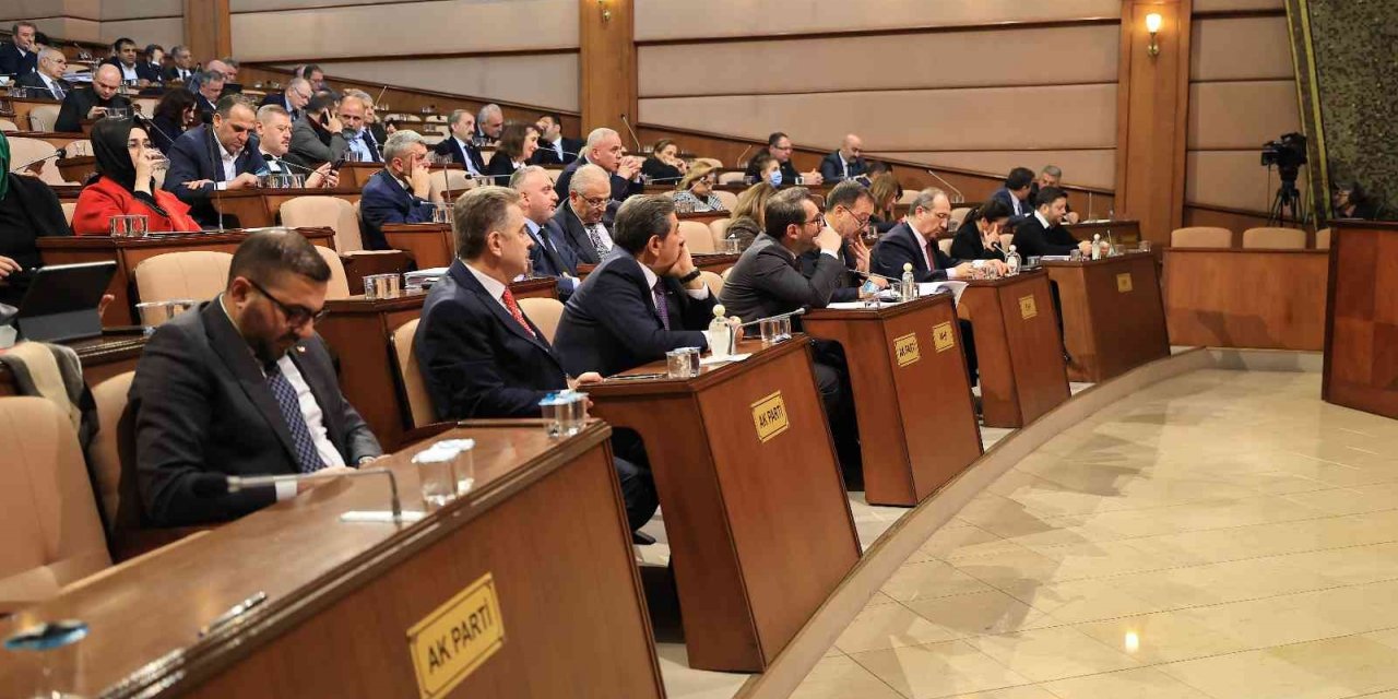 İBB Meclisi’nde İBB’ye “kırmızı kart”