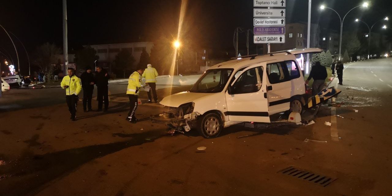 Karaman'da ticari araçla çarpışan otomobil kaldırıma devrildi! 3 yaralı