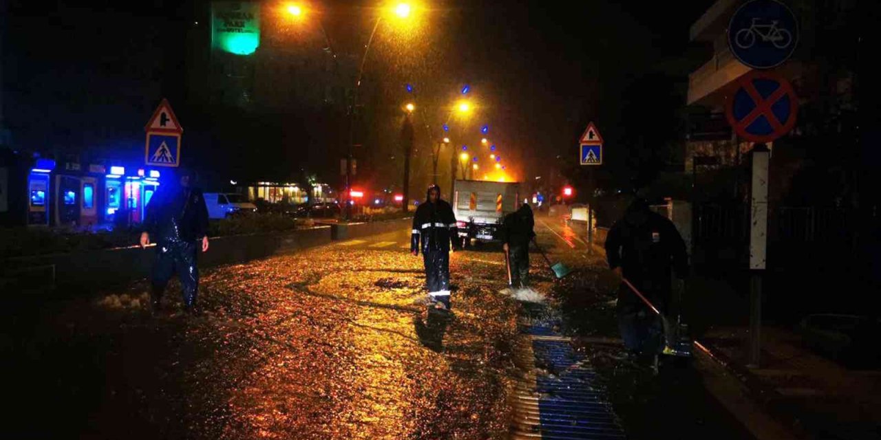 Marmaris’te sağanak yağış etkili oluyor