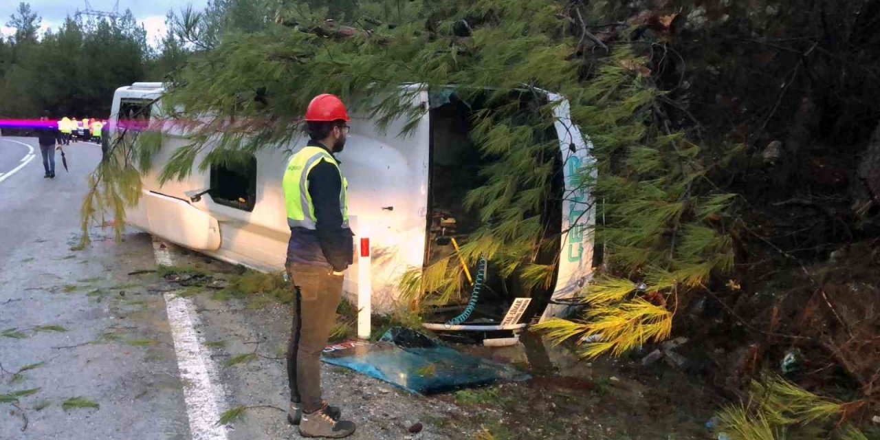 Servis aracı kaza yaptı: 7 yaralı