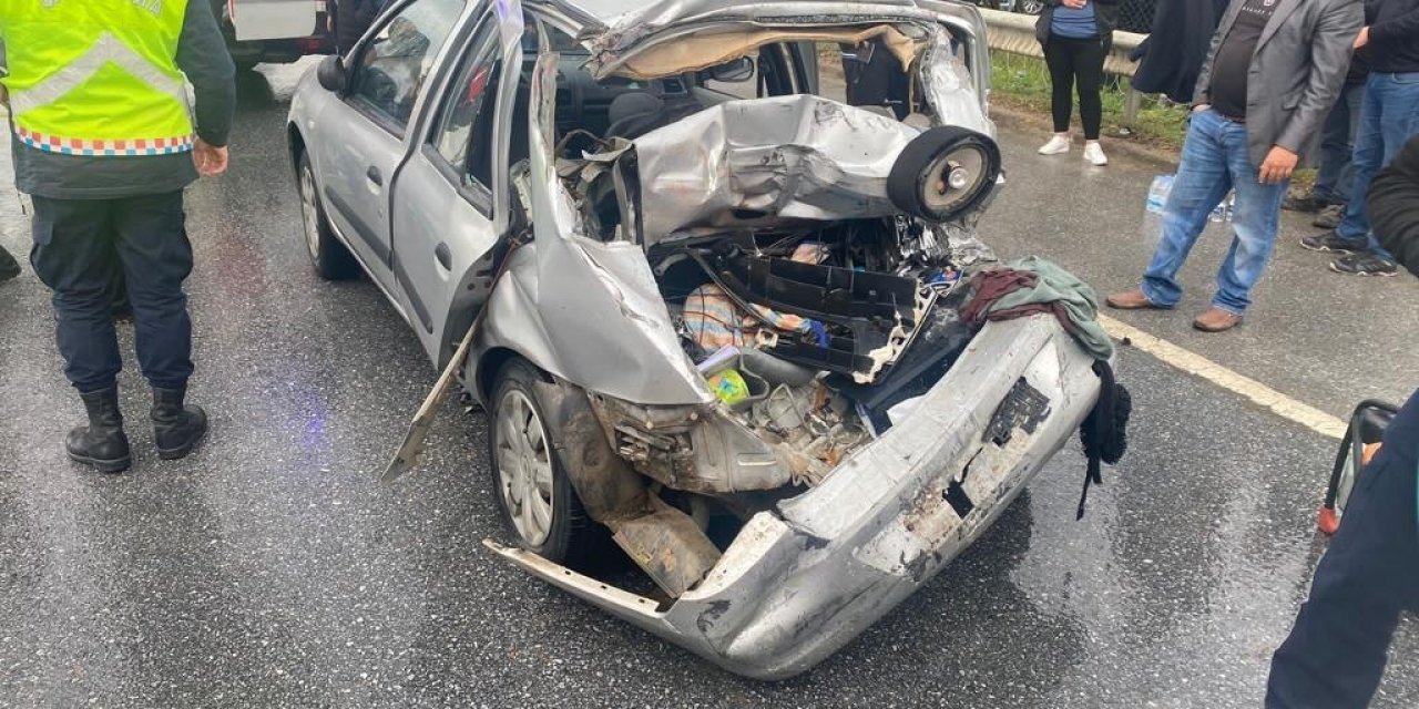 Işıklı kavşakta kamyon ile otomobil çarpıştı: 1’i ağır 3 yaralı