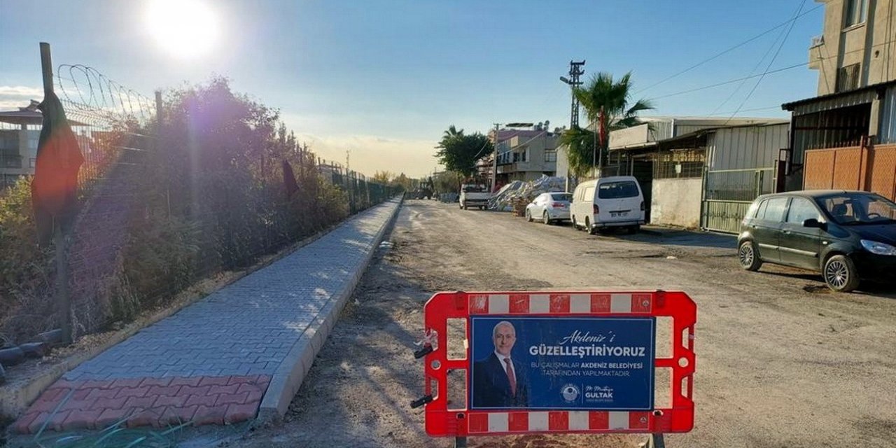 Akdeniz’de asfalt çalışmaları sürüyor