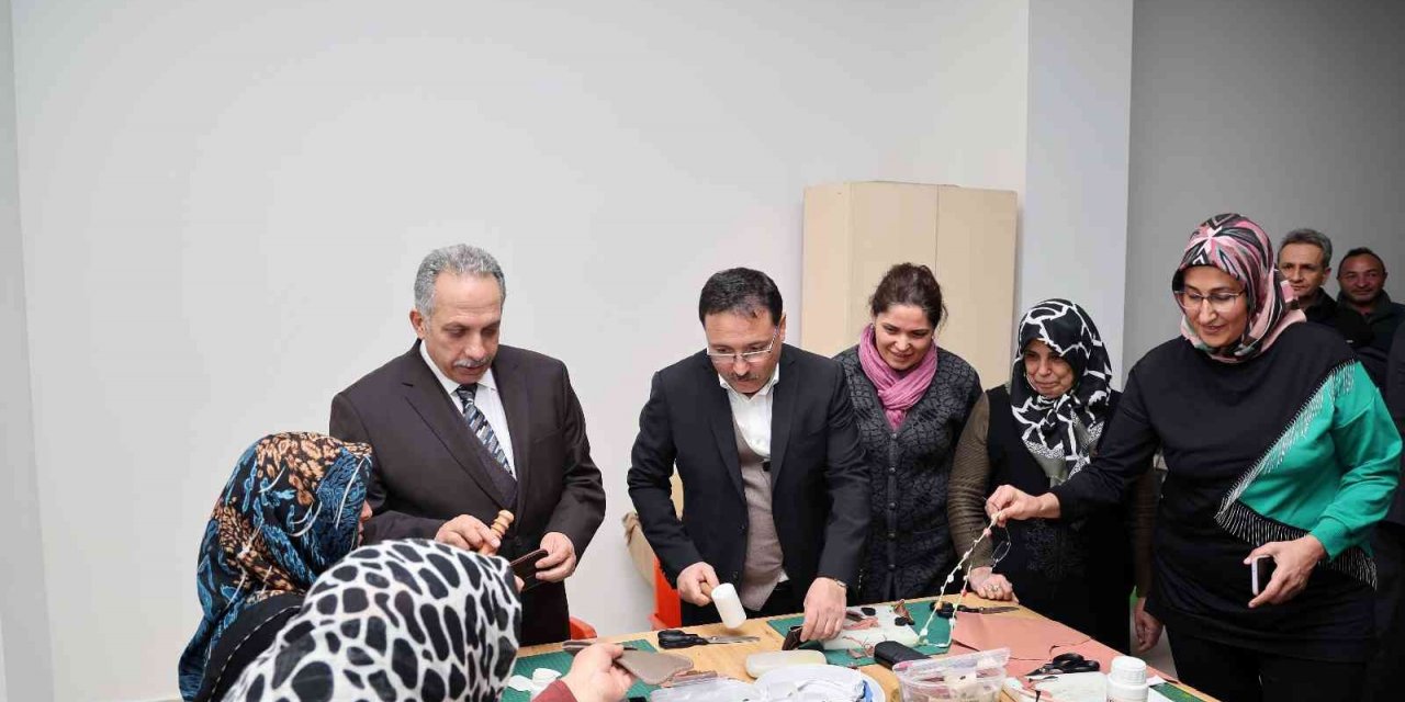 Vali Çiçek ve Başkan Yalçın deri tezgahında