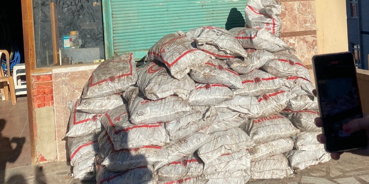 Yardım için verilen kömürleri satarken yakalandı