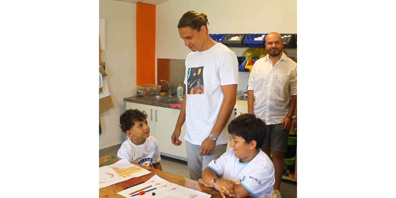 Taylan Antalyalı’nın desteklediği ’Gelecekteki Ben’ projesinde çocukların çizdiği resimler satışa sunuldu