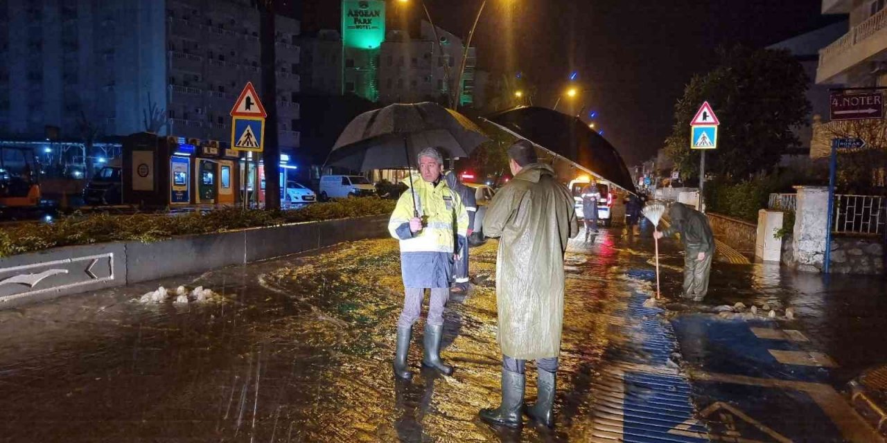 Marmaris’te belediye ekipleri yağmur nöbetinde