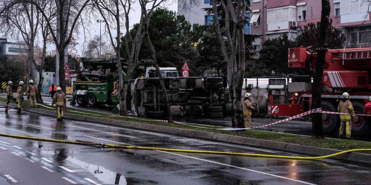 Bakırköy’de devrilen LPG yüklü tanker 6 saat sonrası yoldan kaldırıldı